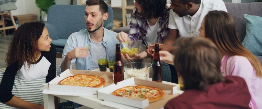 Personas compartiendo comida en una propuesta pensada para celebrar el Día de los enamorados