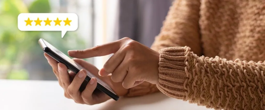 Cliente respondiendo una encuesta de satisfacción desde el celular con calificación por estrellas