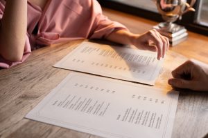 Clientes revisando un menú claro y ordenado en un restaurante