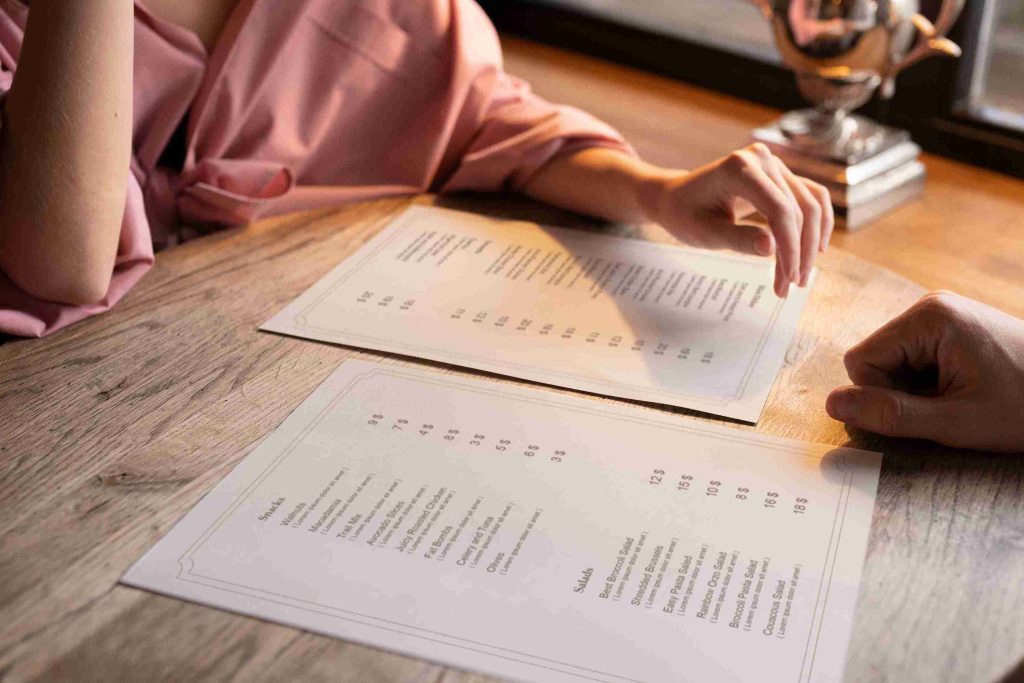Clientes revisando un menú claro y ordenado en un restaurante
